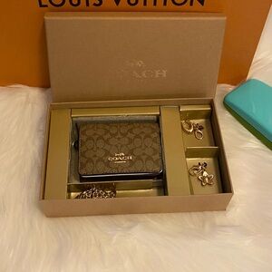 BNIB- LIMITED Edition gift sets Coach Brown and Gold Key and Card Holder